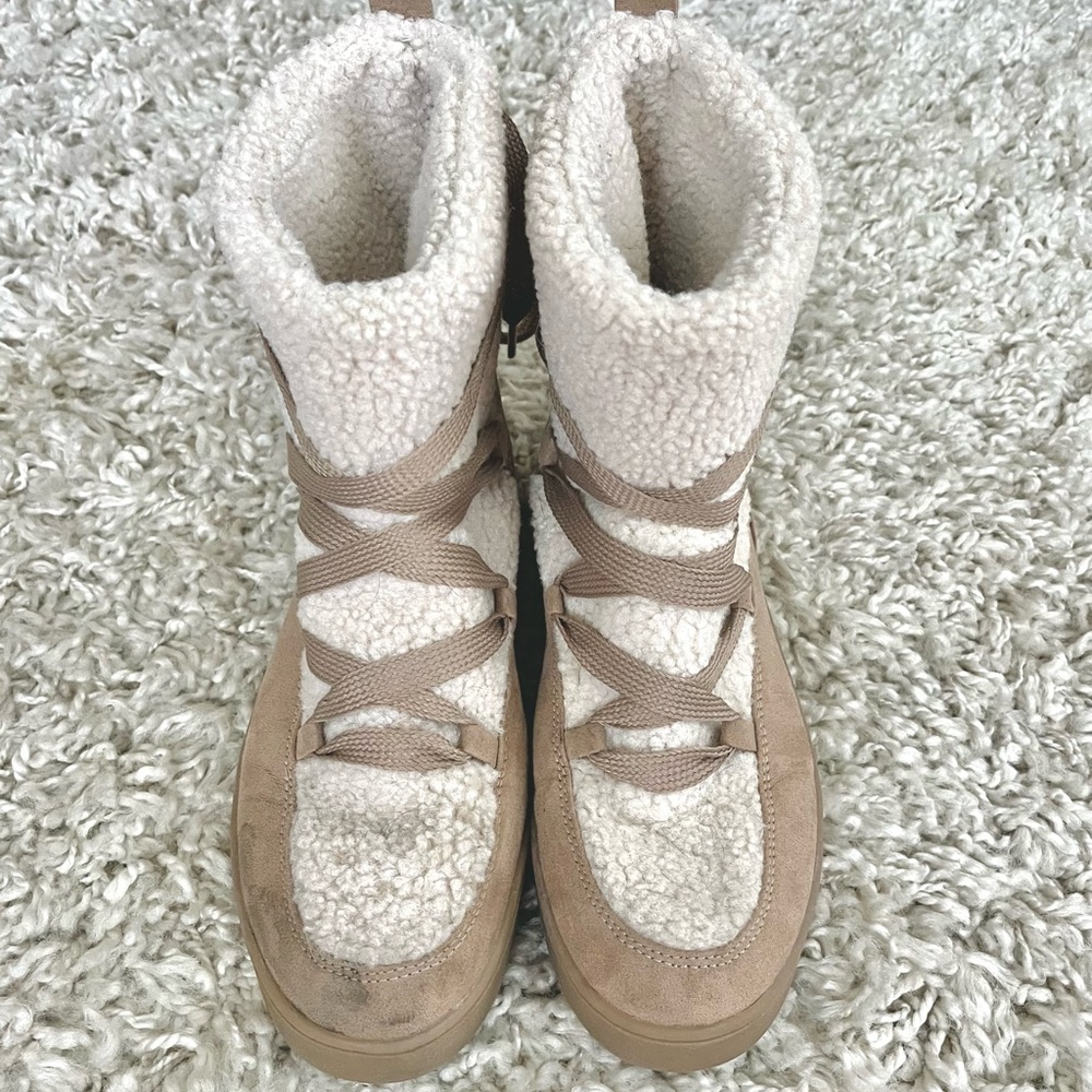 Moon Boot/Ugg Style Snow Boots, Size 9 - Picture 3 of 4